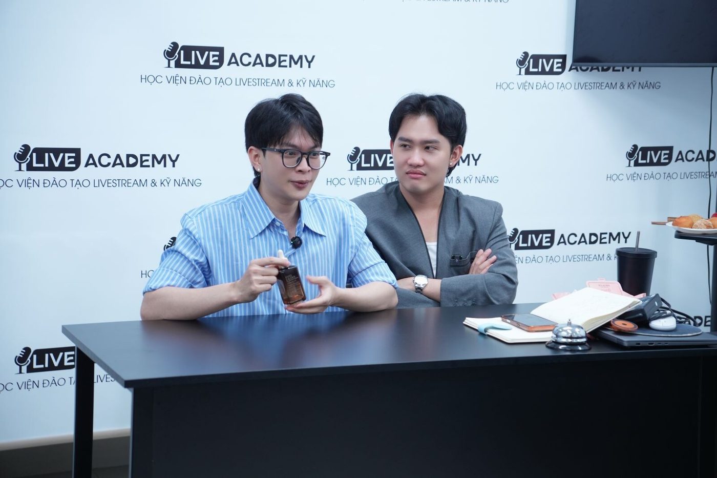 MẤT FILTER, LỘ MẶT MỘC KHI LIVESTREAM: PHẢN ỨNG THẾ NÀO MỚI KHÔNG BỊ "LÚNG TÚNG" ?